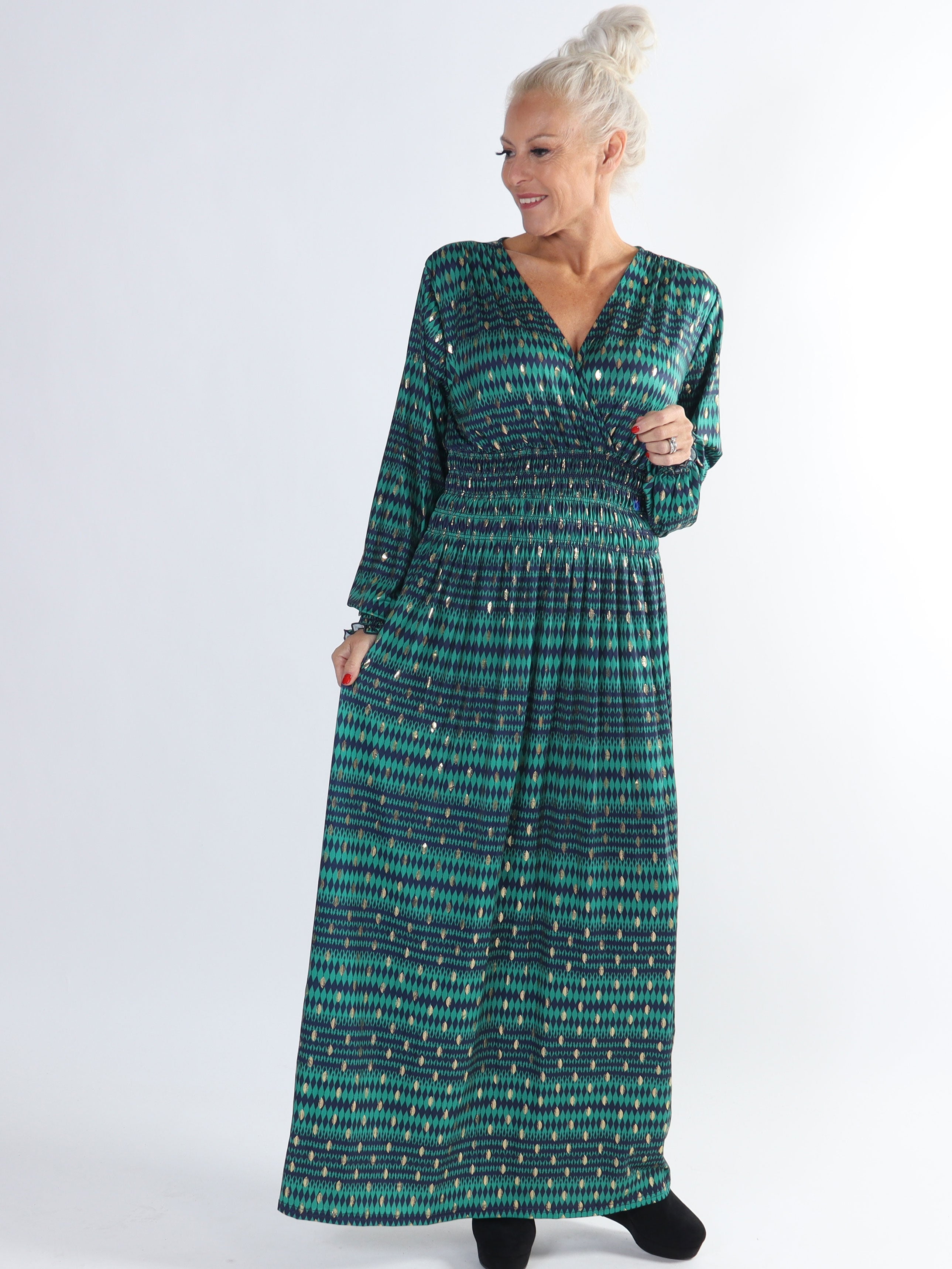 Pams Stripe L/S - Mönstrad klänning med gulddetaljer i stor storlek